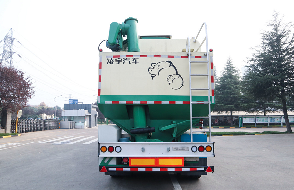 凌宇飼料運(yùn)輸半掛車(chē)