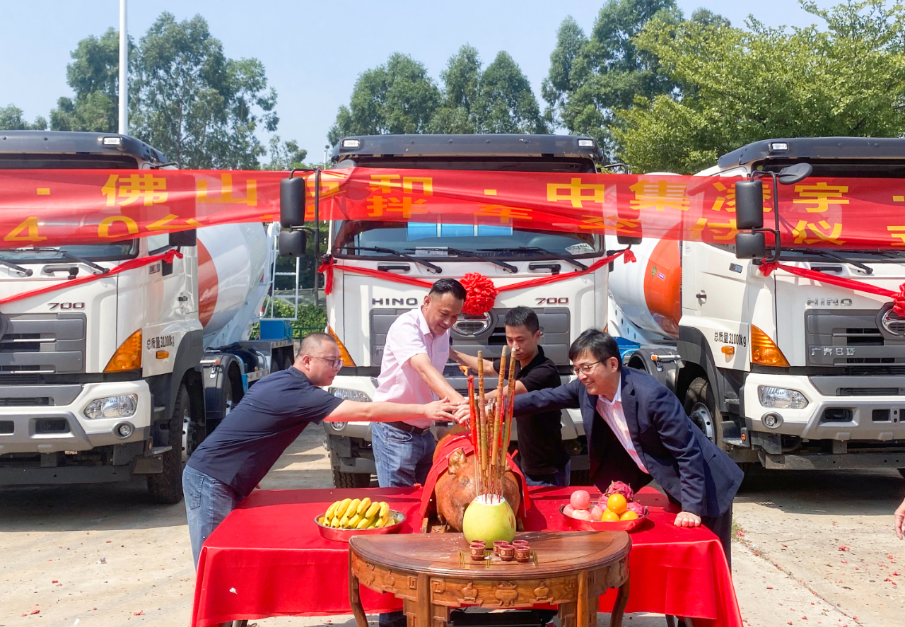 喜氣洋洋共相聚，40臺(tái)凌宇攪拌車交付大客戶！
