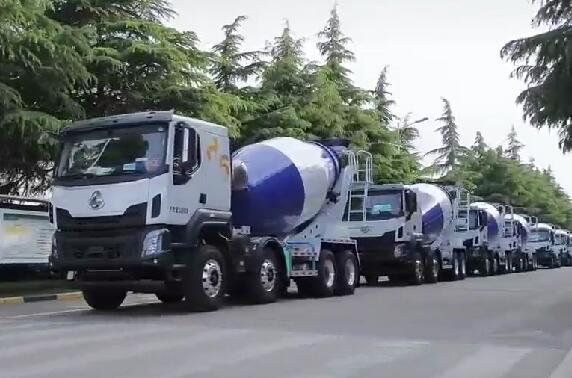 市場如此火爆，一批批新車交付用戶。場面壯觀！